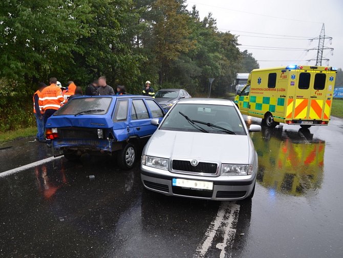 Dopravní nehoda tří aut v Kladně v pátek odpoledne