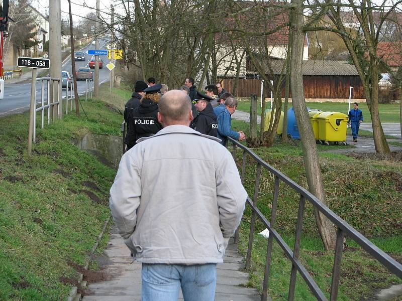 Slánští hasiči likvidovali v neděli ve Šlapanicích více než tisíc litrů nafty, která unikla do tamního potoka.