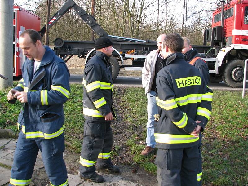 Slánští hasiči likvidovali v neděli ve Šlapanicích více než tisíc litrů nafty, která unikla do tamního potoka.