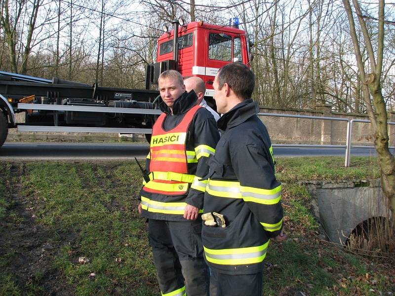 Slánští hasiči likvidovali v neděli ve Šlapanicích více než tisíc litrů nafty, která unikla do tamního potoka.
