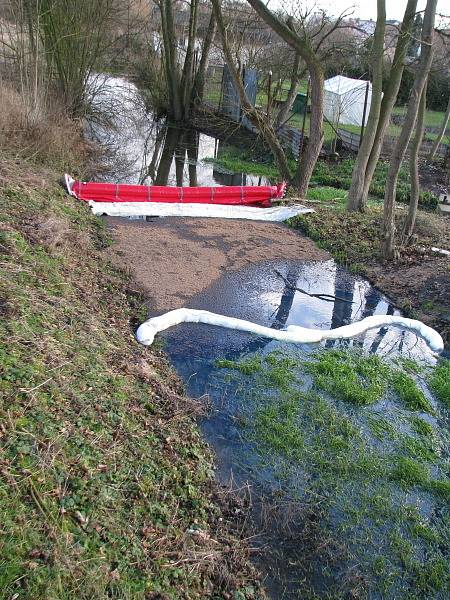 Slánští hasiči likvidovali v neděli ve Šlapanicích více než tisíc litrů nafty, která unikla do tamního potoka.