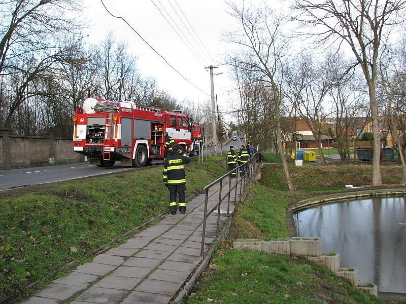 Slánští hasiči likvidovali v neděli ve Šlapanicích více než tisíc litrů nafty, která unikla do tamního potoka.