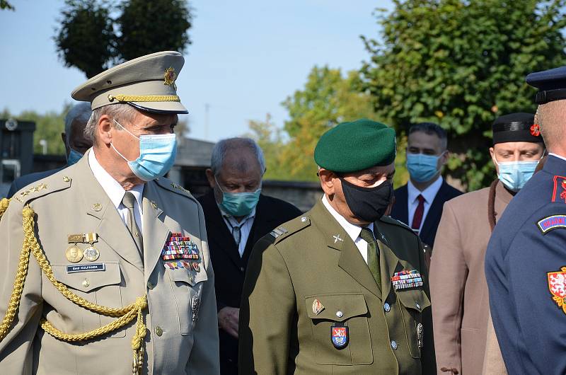 Poklonit se památce prvního československého prezidenta Tomáše Garrigue Masaryka přijeli v pondělí 14. září do Lán přední političtí představitelé, ale také zástupci Sokola a dalších organizací.