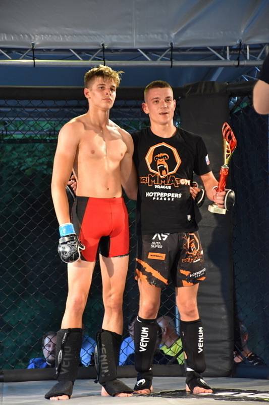 Galavečer MMA ve slánském letním kině.