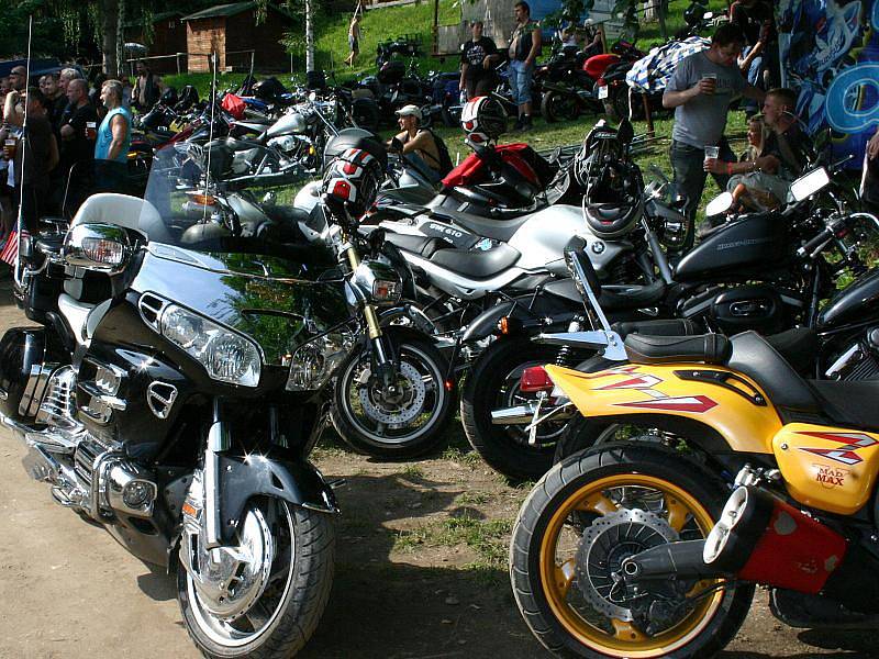 Rack Reyd 2011 - motosraz. Tyršovo koupaliště Rakovník. Sobota 6. srpna.Ani letos nechyběli také Slaňáci a Kladeňáci.