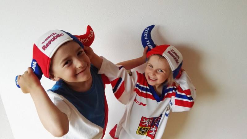 Fotky, jak fandí s dětmi doma, ale i v Bratislavě, poslali Deníku Kulhánkovi.