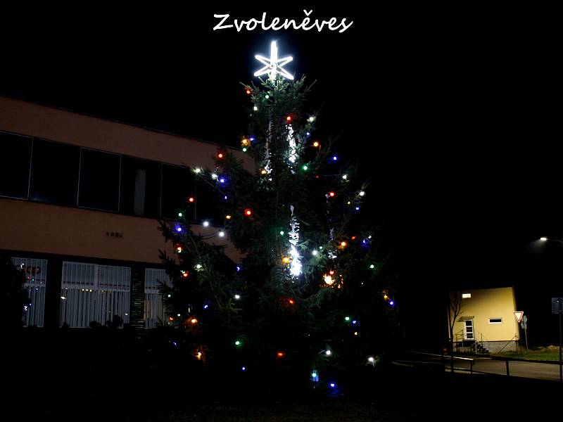 Vánoční strom v obci Zvoleněves.
