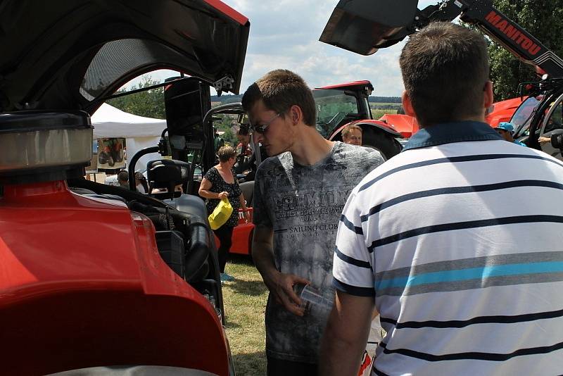 Polní den se konal ve družstvu Agra Řisuty na pracovišti v Ledcích.