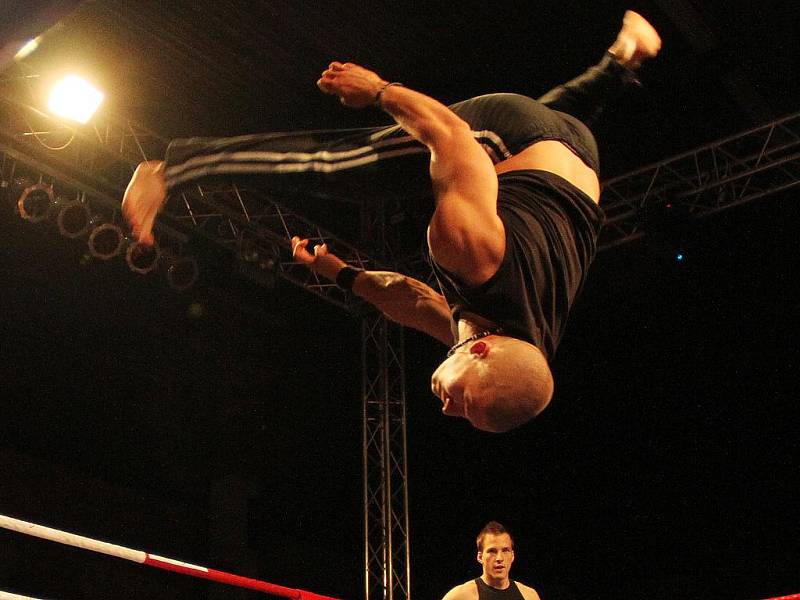 Noc válečníků 2. Na Kladně jste mohli vidět thai-boxerskou galashow.