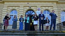 Velvarské školáky přivítala také pilná včelka, děti si užily soutěže i dílničky.