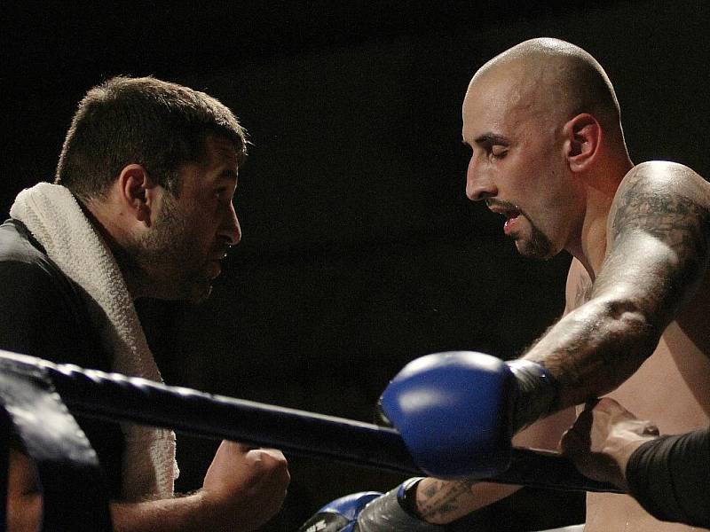 Noc válečníků 2. Na Kladně jste mohli vidět thai-boxerskou galashow.