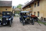 Filmaři potřebují do dobových snímků také odpovídající vozidla. Rádi proto hledají výpomoc u sběratelů veteránů na Kladensku. Motocykl Orion s lodičkou pochází navíc ze slavné slánské továrny Viléma Michla.