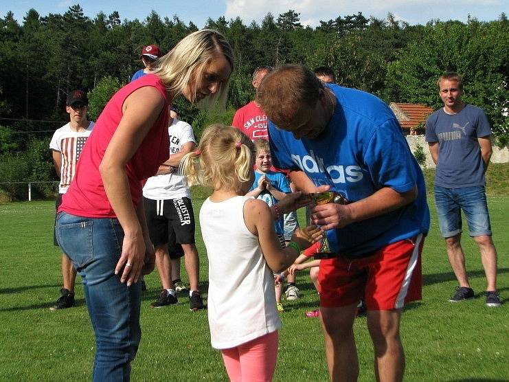 Čtvrtý ročník Memoriálu Michala Ježka v Knovízi opět vyšperkovala účast hokejových hvězd Ondřeje Pavelce, Michaela Frolíka nebo Jiřího Tlustého. 