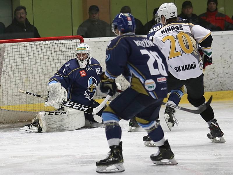 Kladno (v modrém) srolovalo před novým rokem Kadaň na jejím ledě 7:1.