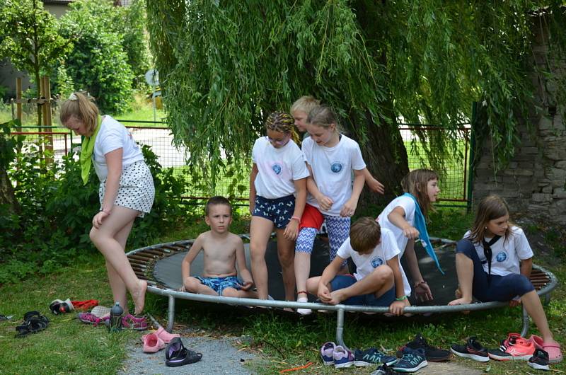 Tábor pro děti v Kačici pořádá místostarostka Daniela Veselská s dalšími vedoucími.