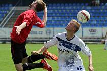 Štěpán Hanzlík v souboji // SK Kladno -  Kunice 2:3 , utkání  ČFL. ligy 2012/13, hráno 15.6.2013