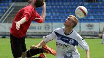 Štěpán Hanzlík v souboji // SK Kladno -  Kunice 2:3 , utkání  ČFL. ligy 2012/13, hráno 15.6.2013