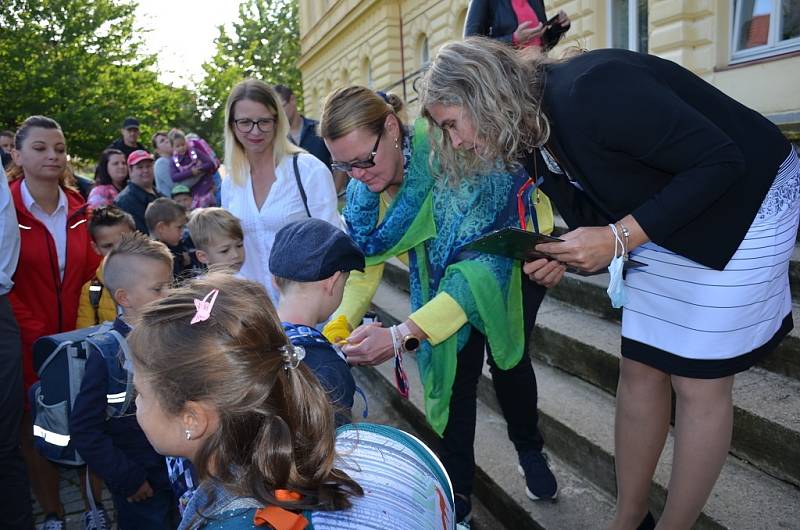 Velvarské školáky přivítala také pilná včelka, děti si užily soutěže i dílničky.