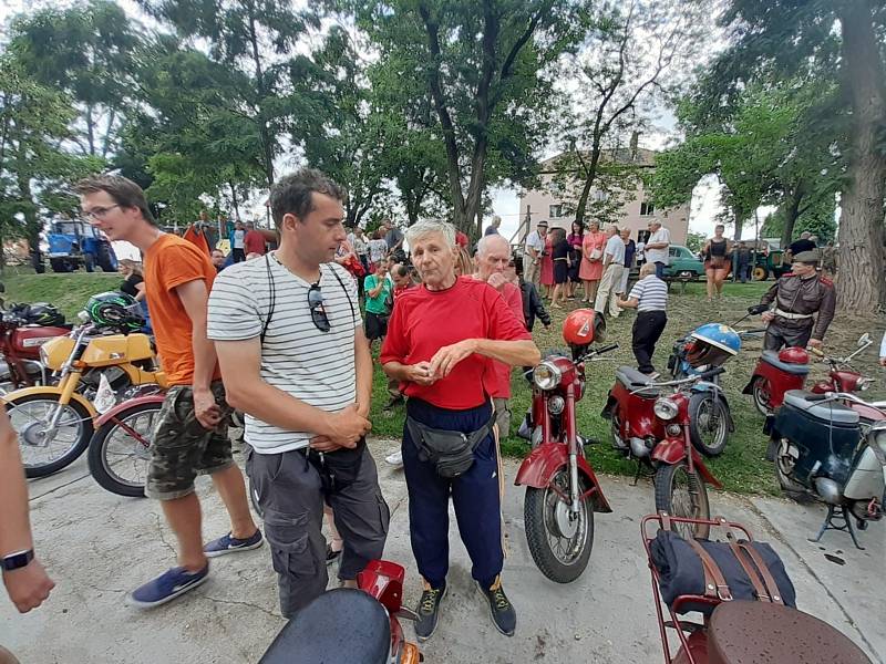 Do Hříškova dorazil na jubilejní veteránský sraz rekordní počet vozidel. Přijela i herečka Obermaierová