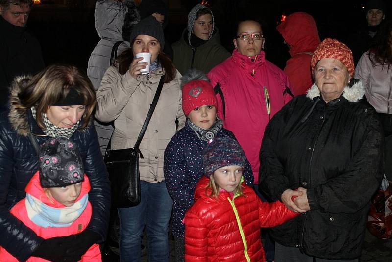 Akce Deníku - Česko zpívá koledy tradičně před Základní školou Velvary.