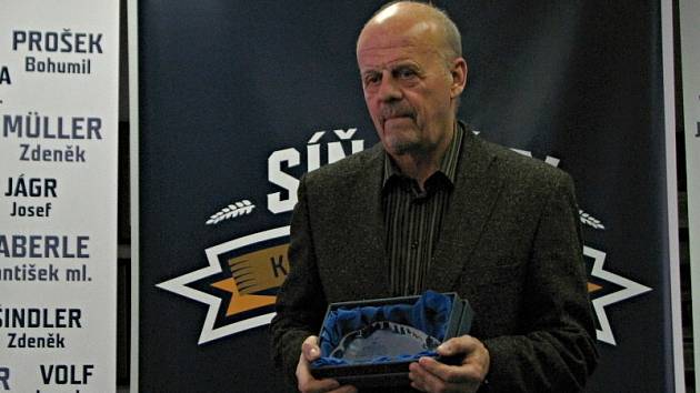 Otevření Síně slávy kladenského hokeje. Marek Sýkora převzal cenu za zesnulého otce Vlastimila.