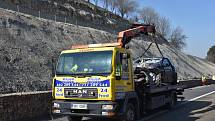 Na dálnici D7 se srazilo osobní auto s nákladním. Řidiče vyprošťovali hasiči.