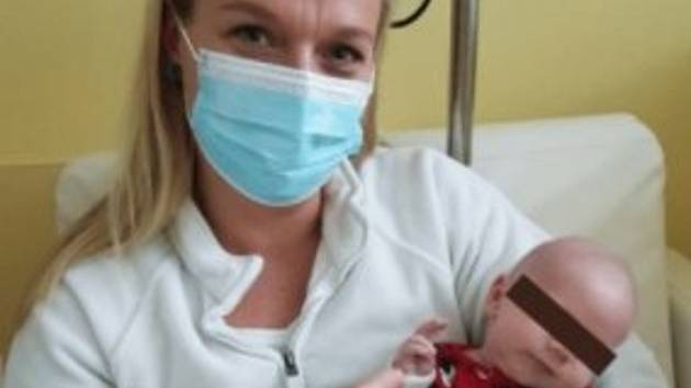 Zdravotnická záchranářka Monika Vilímová v náručí s miminkem, které přežilo tragédii v Líském.