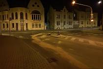Na křižovatce ulic Dukelských hrdinů a Generála Klapálka řidič porazil na středovém ostrůvku sloup semaforu.