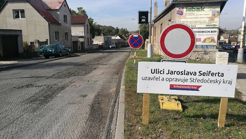 Řidiči, pozor! Křižovatka v Kladně u Baumaxu je uzavřena, stejně jako silnice ve Švermově.