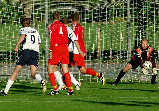 Lidice - Lány 3:2 (1:0) 13.9.2008 I.B. tř.- brankář Lidic Wohlmut kryje střelu Lán