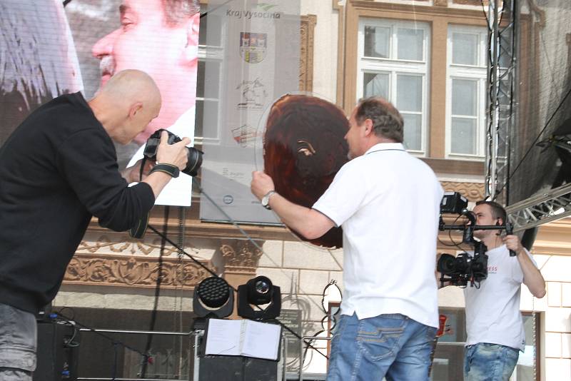 Prvním údajem zapsaným do knihy bylo 229 posolených krajíců chleba z obří slánky. O druhý zápis se postaralo Slaný, když postavilo starostovu škodovku na čtyři hliněné slánky.