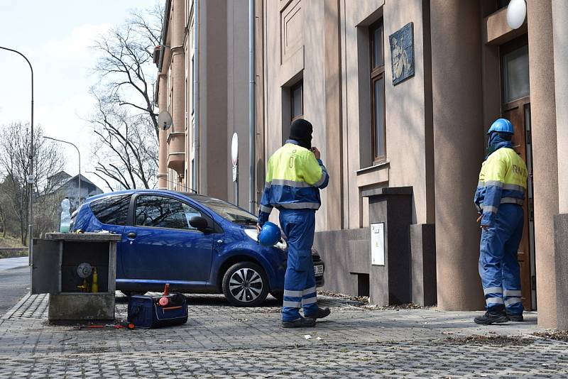 V Ouvalově ulici ve Slaném někdo poškodil uzávěr plynu, plynaři závadu neprodleně odstranili.