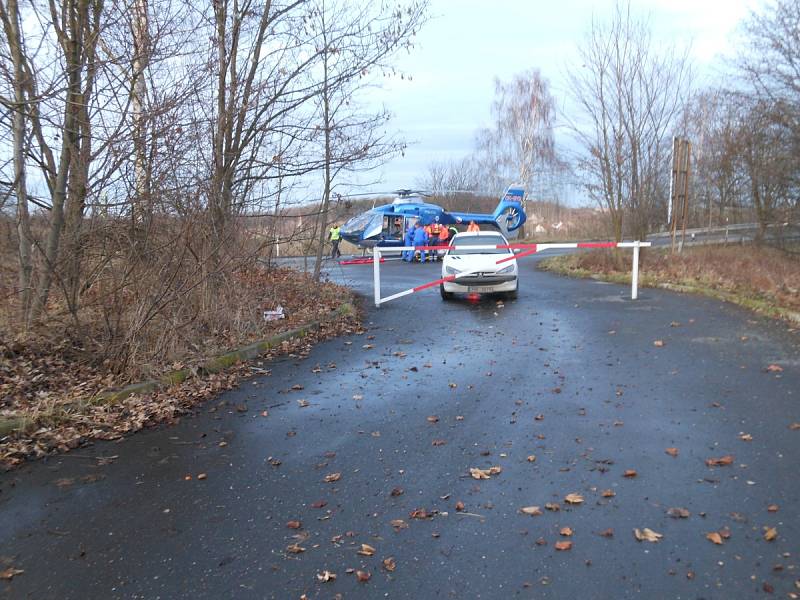 Řidič vyjel ze silnice a jeho vůz skončil na střeše.