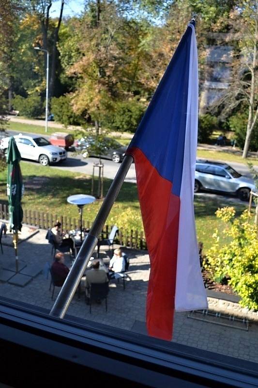 Voliče v Tuchlovicích a v Kačici zvěčnila tradičně fotografka Kladenského deníku Jana Jirásková. Nechybí ani letošní prvovolič z Kačice, student Karel Kučera.