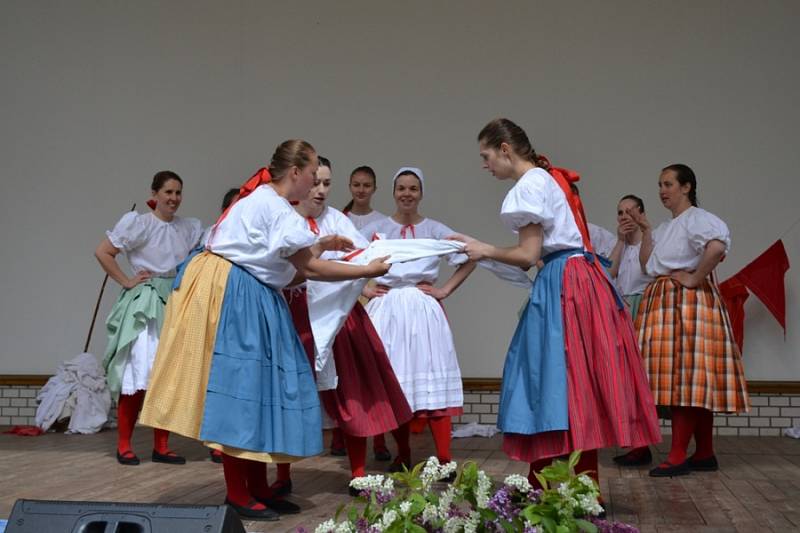 Nedělní program folklorního festivalu v místním amfiteátru.