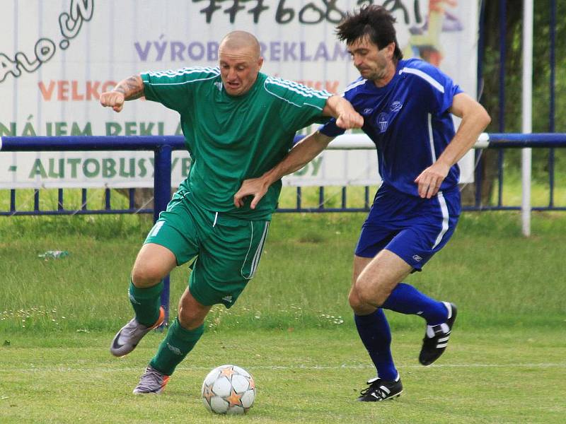 Miroslav Stuchlý se snaží probít k brance Čechie // Čechie Velká Dobrá - Tatran Rakovník, přípravné utkání,  hráno 17.7.2010