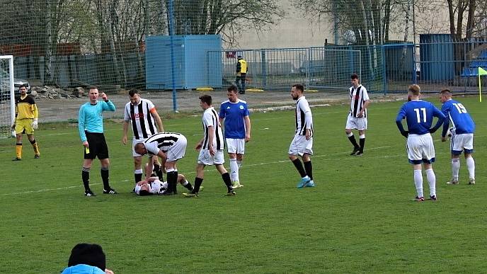 Kladno (v modrém) přetlačilo předposlední Dobříš až v nastaveném čase 1:0.