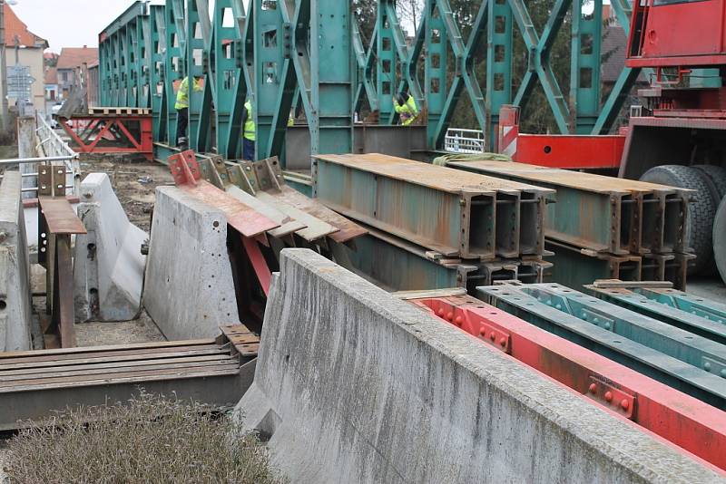 Zahájení opravy mostu přes Bakovský potok ve Velvarech, počátek února 2018