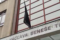 Od pondělí vlaje na gymnáziu ve Slaném černý prapor pro uctění památky zesnulého studenta.