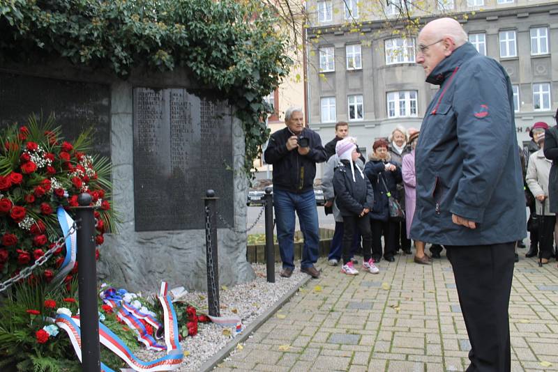 Položení květinových věnců na náměstí Svobody v Kladně u příležitosti Dne válečných veteránů.