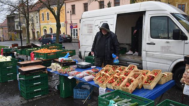 Trhovci nabízejí i extra levnou zeleninu.
