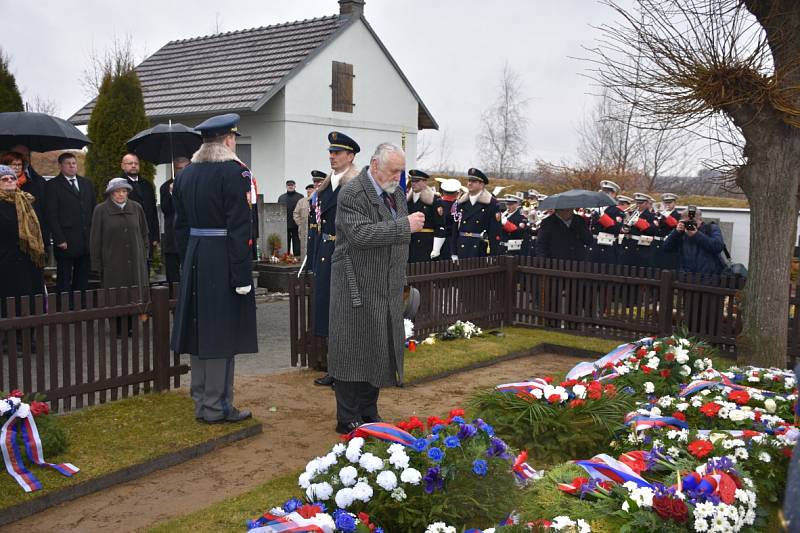 V Lánech si připomněli v úterý dopoledne na tamním hřbitově narození prvního československého prezidenta T. G. Masaryka. Ten se narodil 7. března 1850 v Hodoníně.