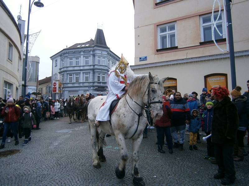 Velkolepý mikulášský průvod s koňmi projel Kladnem.