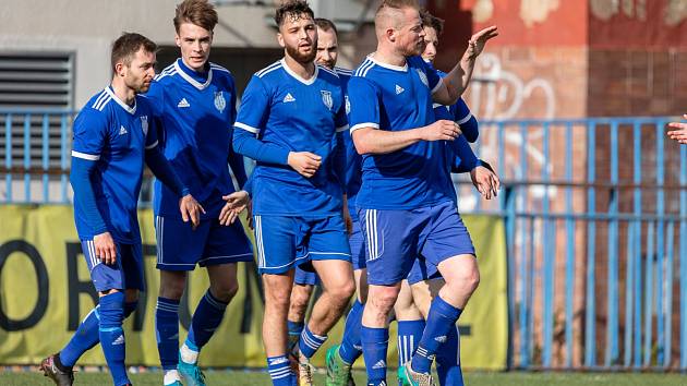 Divize B: derby SK Slaný (v modrém) - Seco Louny skončilo jednoznačným výsledkem 3:0.