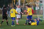 Hostouňský Burant čelí bouřlivé reakci hostujících hráčů, sudí vyřešil rostoucí emoce červenou kartou ... // Sokol Hostouň - FK Neratovice/Byškovice 2:3, 2016 Divize B, 30. 10. 2016