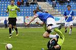 (42min) Z této situace je druhá penalta, Běloušek fauluje Procházku ...// SK Kladno - FK Baník Most  5:3 (2:1)  , utkání 22.k. 2. ligy 2010/11, hráno 17.4.2011