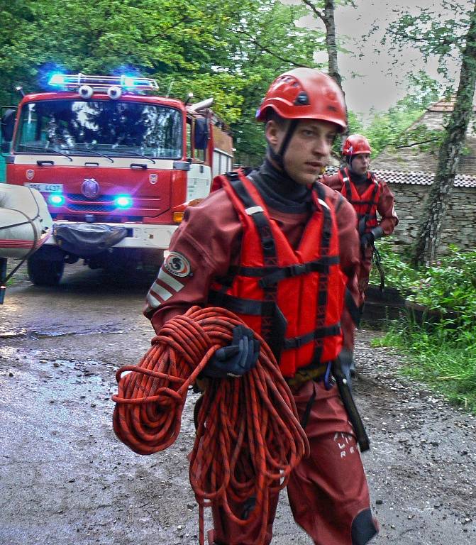 Záchranná akce hasičů v chatových oblastech na Bratronicku a Unhošťsku.