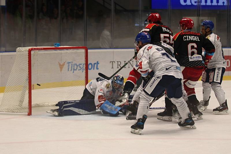 Hokejová extraliga: Kladno (v bílé) porazilo doma silný Hradec Králové 2:1.