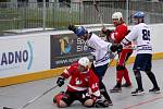 Legendární ex-mistři světa v rakovnickém dresu: na kolenou Michal Trčka, vzadu Slavomír Švancar. Slavilo ale Kladno, tady Šícha a Šrámek. 