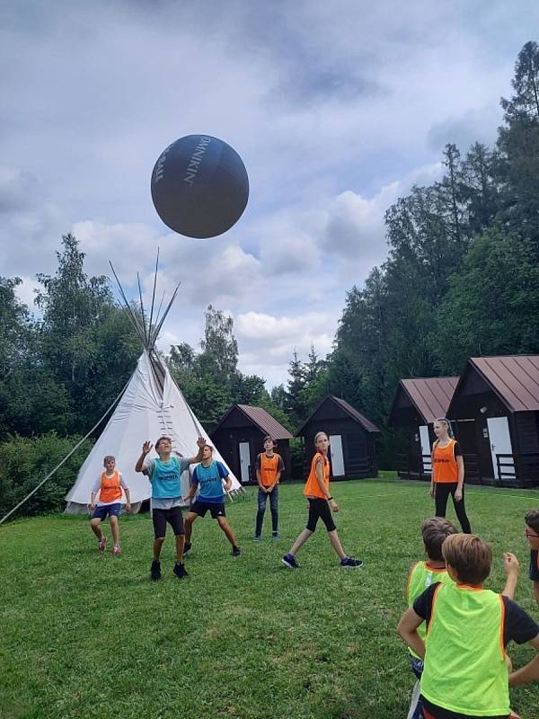 Děti na sportovním táboře v Libušíně, který je pobytovou základnou Labyrintu.